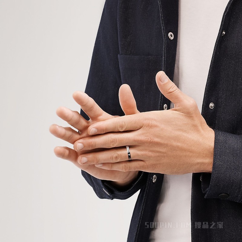 Tiffany & Co.® 系列铂金镶钻戒指，宽 3 毫米。