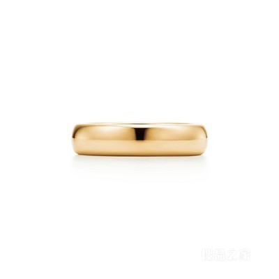 Tiffany Classic™ 系列 18K 黄金婚戒，4.5 毫米宽。