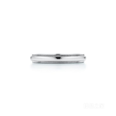 Tiffany Classic™ 系列铂金珠形边饰婚戒，3 毫米宽。
