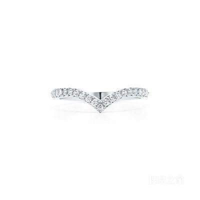 Tiffany Soleste 系列铂金镶嵌钻石 V 形戒指。