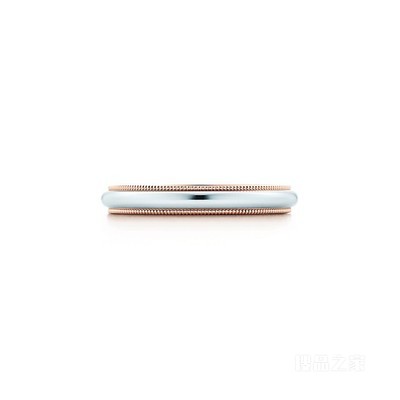 Tiffany Classic™ 系列铂金及 18K 玫瑰金珠形边饰婚戒。