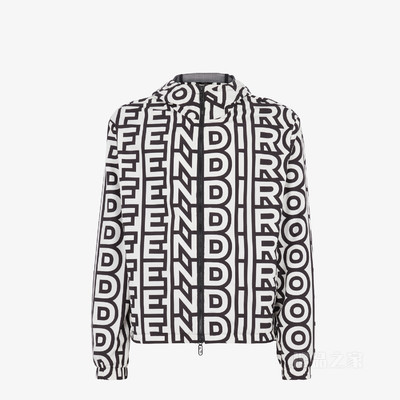 防风衣 Fendi Roma胶囊系列双色尼龙风衣。