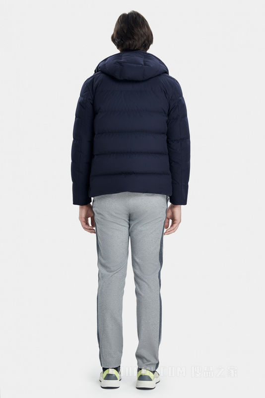 高领连帽羽绒服