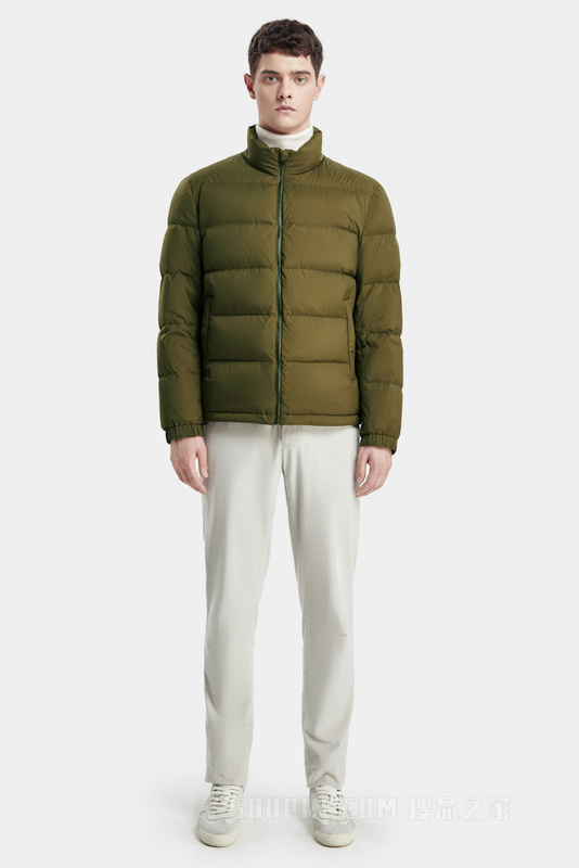 胡桃色立领羽绒服