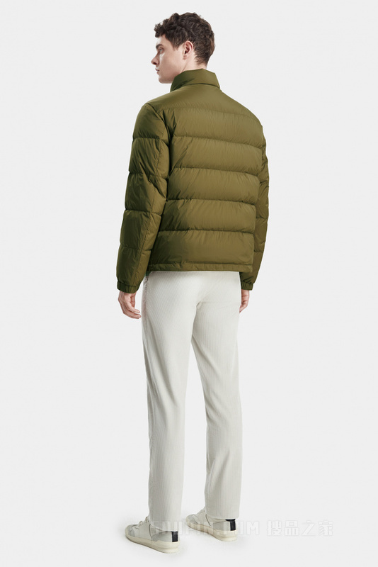 胡桃色立领羽绒服