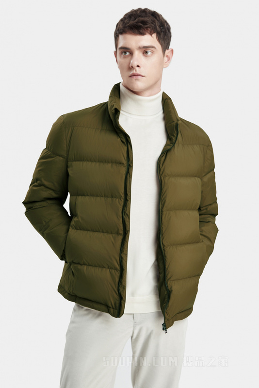 胡桃色立领羽绒服