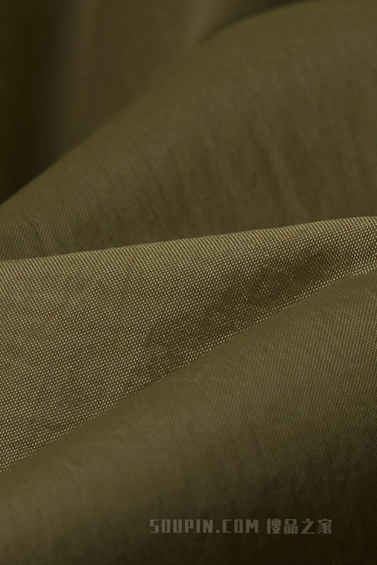 胡桃色立领羽绒服