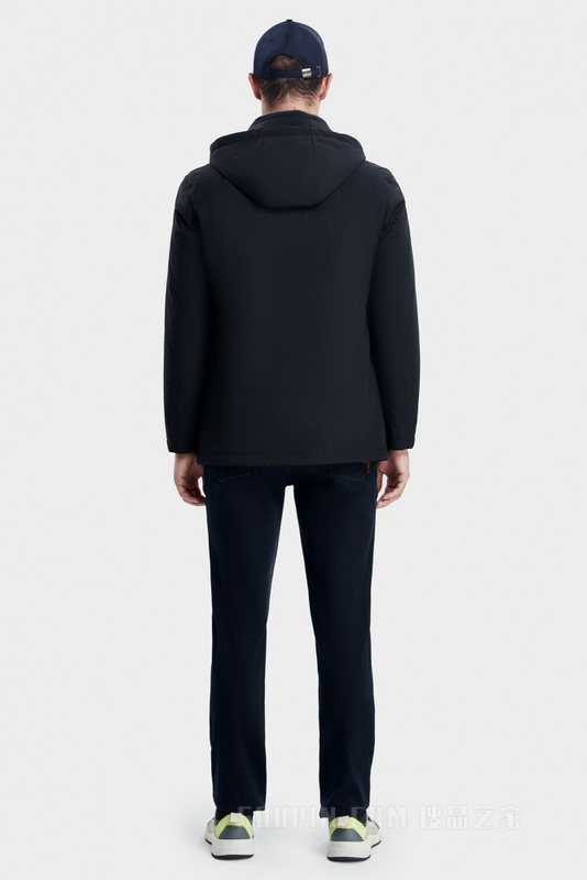 毛皮领装饰羽绒服