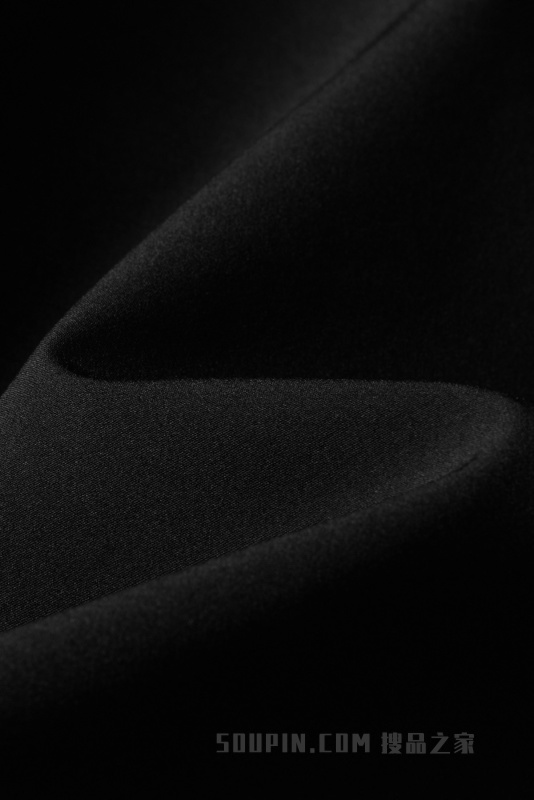 毛皮领装饰羽绒服