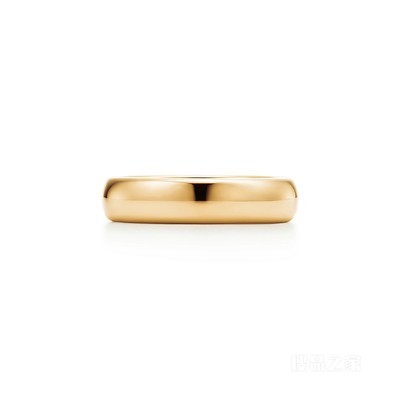 Tiffany Classic™ 系列 18K 黄金婚戒，4.5 毫米宽。