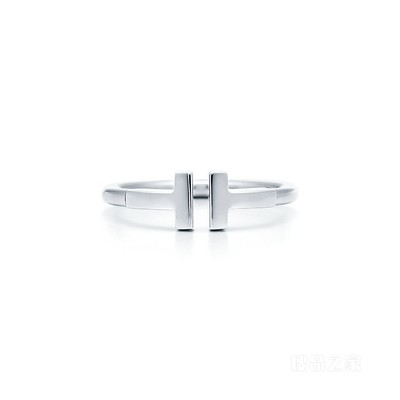Tiffany T 系列 18K 白金线圈戒指。