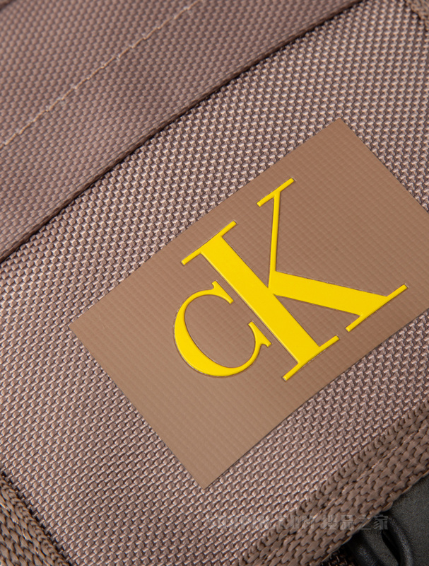 Calvin Klein 23春季新款男士撞色LOGO插扣单肩手机包斜挎包礼物HH3631