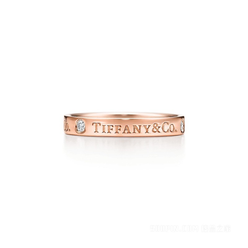 Tiffany & Co.® 系列 18K 玫瑰金镶钻戒指，3 毫米宽。