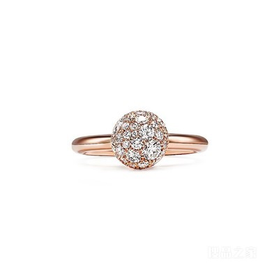 Tiffany HardWear 系列 18K 玫瑰金镶钻球形装饰戒指。