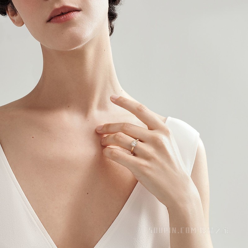 Tiffany HardWear 系列 18K 玫瑰金镶钻球形装饰戒指。