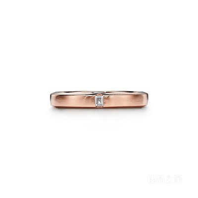 Tiffany Essential Band 18K 玫瑰金镶钻哑光戒指。