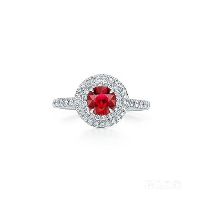 Tiffany Soleste 系列铂金镶嵌红宝石与钻石戒指。
