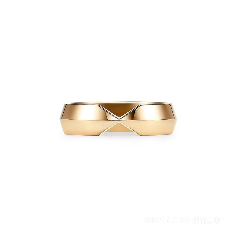 The Tiffany® Setting 系列 18K 黄金嵌套宽式戒指，宽 5.3 毫米。