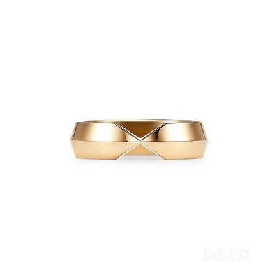 The Tiffany® Setting 系列 18K 黄金嵌套宽式戒指，宽 5.3 毫米。