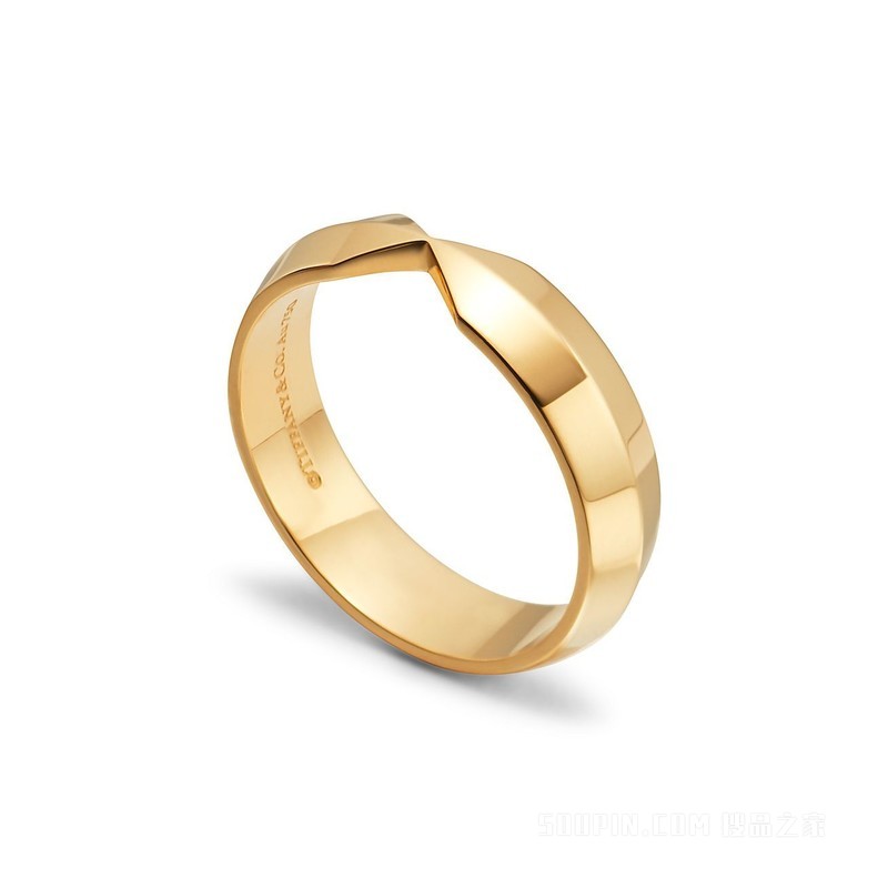 The Tiffany® Setting 系列 18K 黄金嵌套宽式戒指，宽 5.3 毫米。