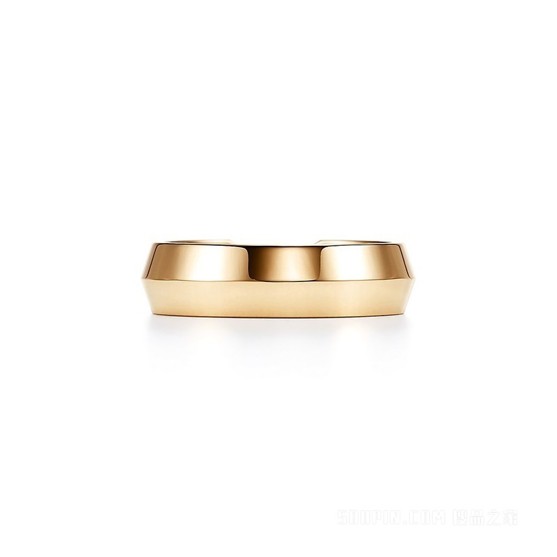 The Tiffany® Setting 系列 18K 黄金嵌套宽式戒指，宽 5.3 毫米。