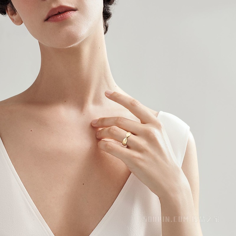 The Tiffany® Setting 系列 18K 黄金嵌套宽式戒指，宽 5.3 毫米。