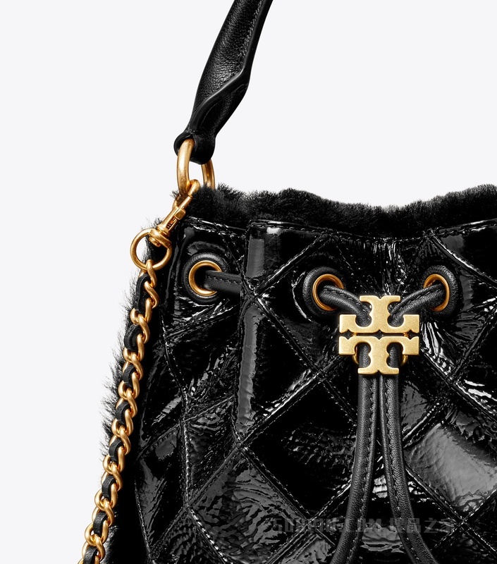 Fleming 柔软漆皮羊毛皮水桶包 黑色