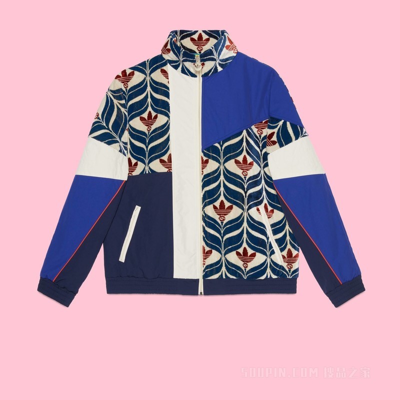 adidas x Gucci联名系列互扣式双G和三叶草标志夹克 象牙白色、蓝色和红色天鹅绒