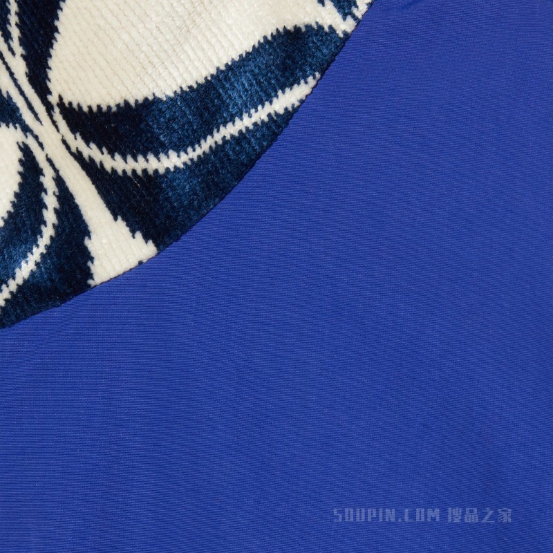 adidas x Gucci联名系列互扣式双G和三叶草标志夹克 象牙白色、蓝色和红色天鹅绒