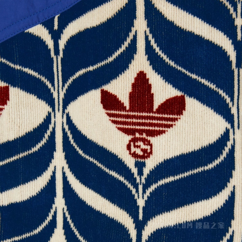 adidas x Gucci联名系列互扣式双G和三叶草标志夹克 象牙白色、蓝色和红色天鹅绒