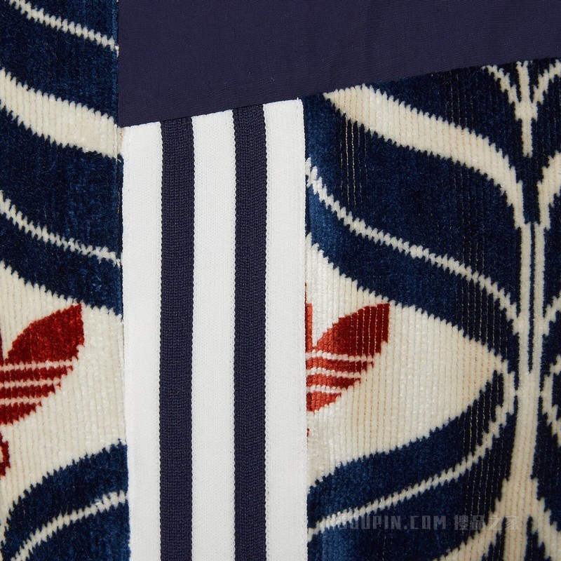 adidas x Gucci联名系列互扣式双G和三叶草徽标长裤 象牙白色、蓝色和红色天鹅绒