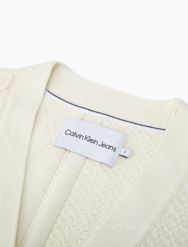 Calvin Klein 23春季女士复古不对称绞花纯棉刺绣纽扣针织衫J220566