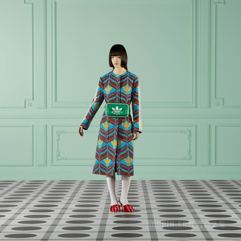 adidas x Gucci联名系列互扣式双G三叶草徽标花呢大衣 蓝色和棕色