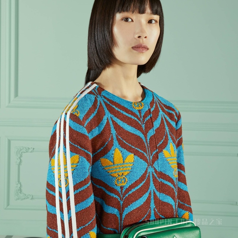 adidas x Gucci联名系列互扣式双G三叶草徽标花呢大衣 蓝色和棕色