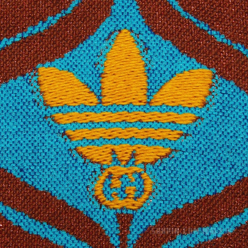 adidas x Gucci联名系列互扣式双G三叶草徽标花呢大衣 蓝色和棕色