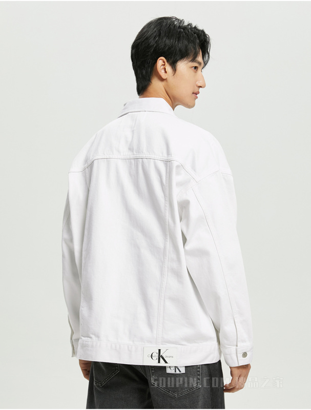 Calvin Klein 23春季男士宽松翻领棉质LOGO贴片纯白牛仔外套J320546