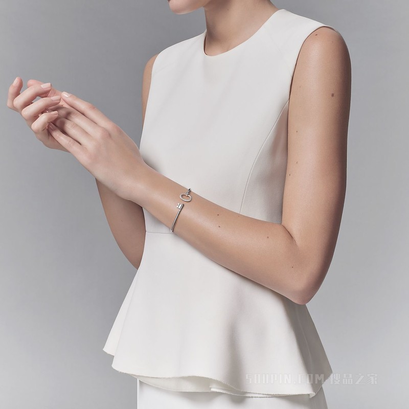 Tiffany Keys 系列 18K 白金镶钻中号椭圆形线圈手镯。