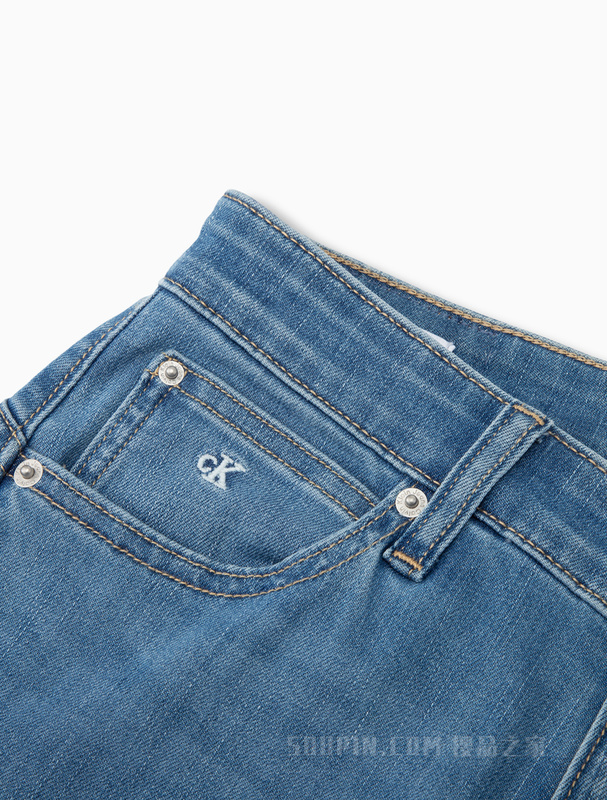 Calvin Klein 23春季新款女士LOGO贴片高腰合体微喇水洗牛仔裤J220993