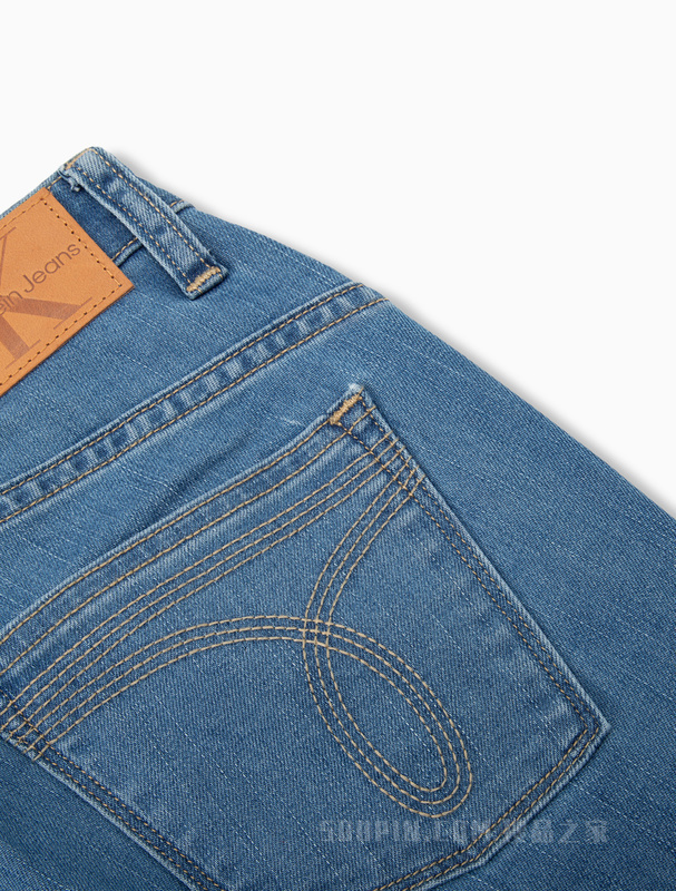 Calvin Klein 23春季新款女士LOGO贴片高腰合体微喇水洗牛仔裤J220993