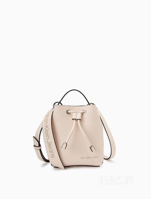 Calvin Klein 23春季新款简约LOGO装饰条抽绳时尚斜挎水桶包礼物DH3350