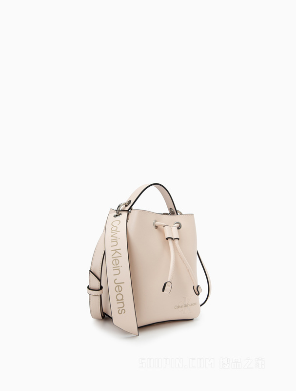 Calvin Klein 23春季新款简约LOGO装饰条抽绳时尚斜挎水桶包礼物DH3350