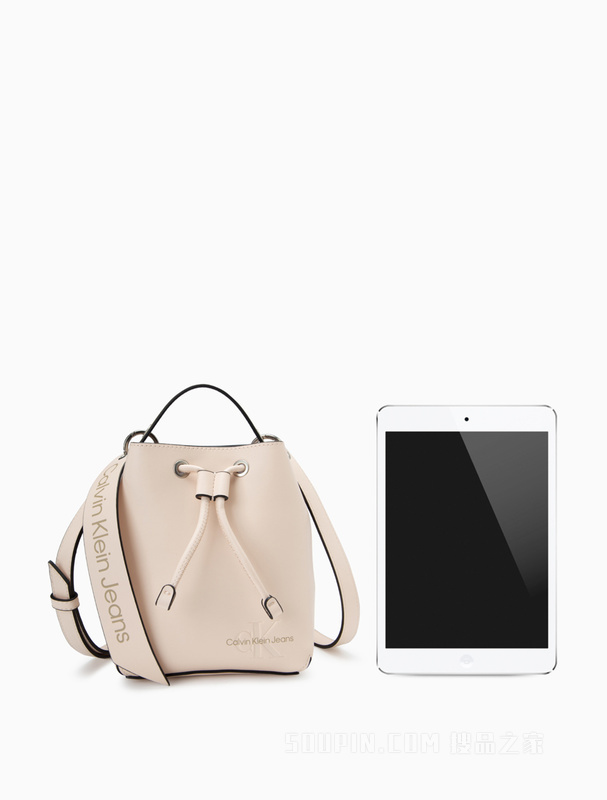 Calvin Klein 23春季新款简约LOGO装饰条抽绳时尚斜挎水桶包礼物DH3350