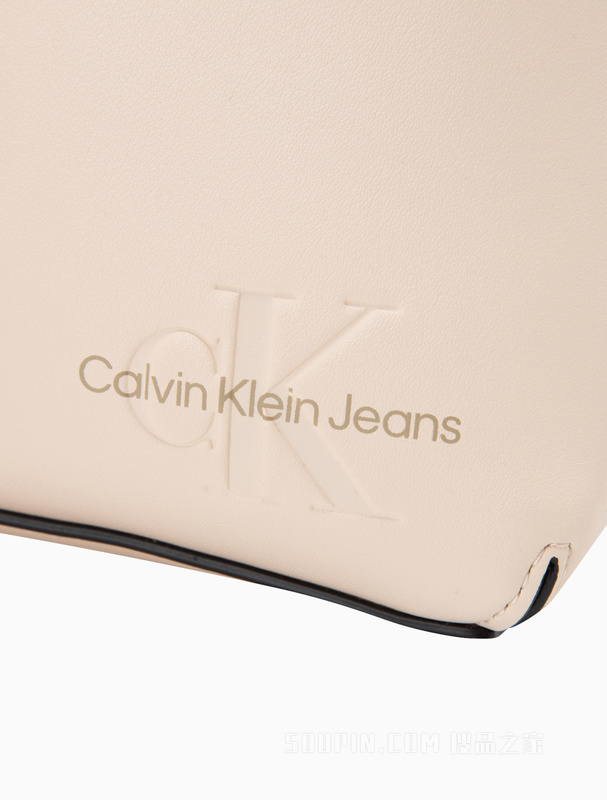 Calvin Klein 23春季新款简约LOGO装饰条抽绳时尚斜挎水桶包礼物DH3350