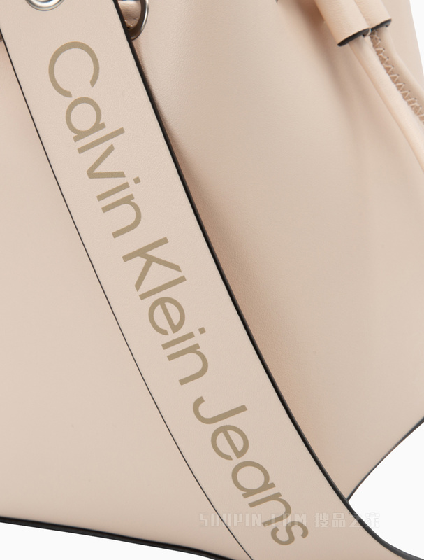 Calvin Klein 23春季新款简约LOGO装饰条抽绳时尚斜挎水桶包礼物DH3350