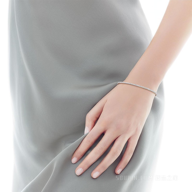 Tiffany Metro 系列 18K 白金镶钻铰链小号手镯。