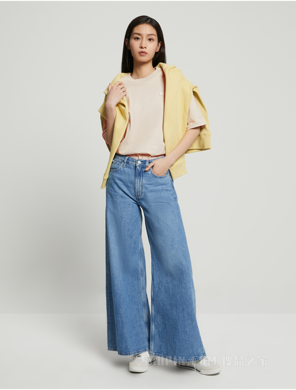 Calvin Klein 23春季新款女士休闲简约刺绣方标纯棉圆领短袖T恤J218869