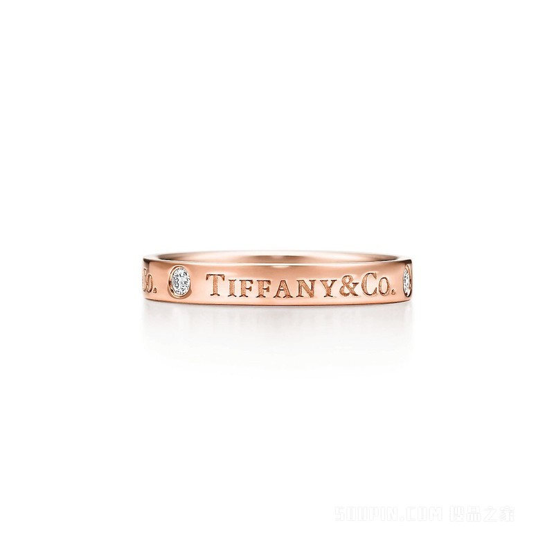 Tiffany & Co.® 系列 18K 玫瑰金镶钻戒指，3 毫米宽。