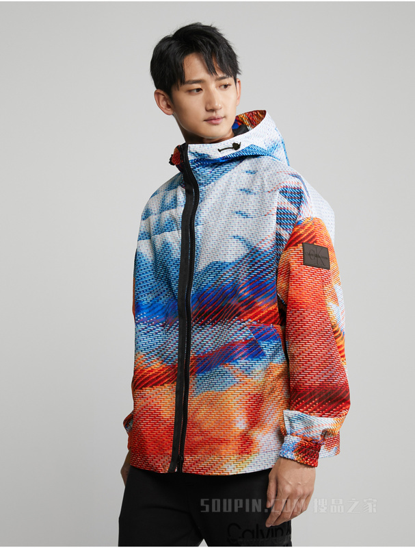 Calvin Klein 23春季新款男士时尚动感绚丽图像印花连帽单夹克J323304