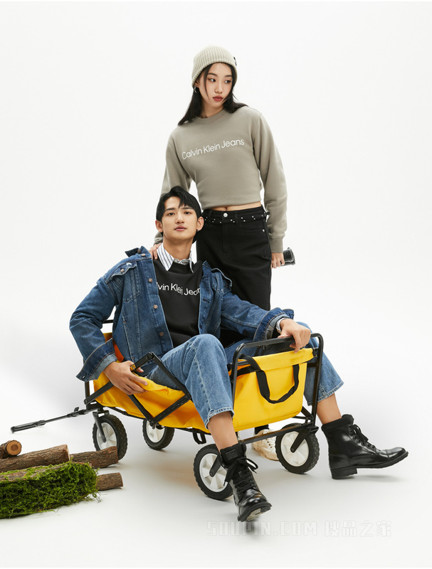 Calvin Klein 秋冬男女情侣中性时尚圆领印花加绒套头卫衣J322333