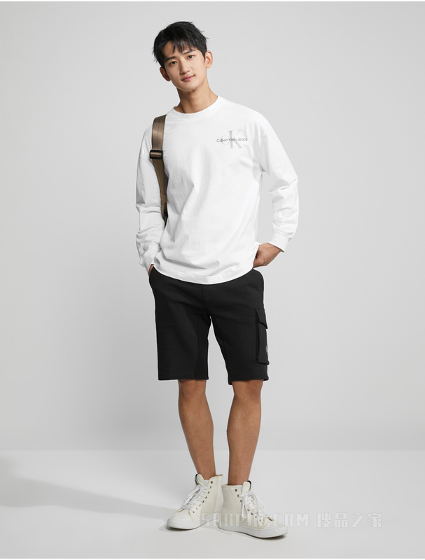 Calvin Klein 23春季新款男士简约LOGO布标抽绳腰纯棉休闲短裤J323536